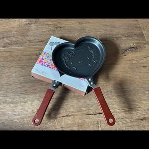 HELLO KITTY-NWT Small Character Heart Shaped Frying Pan